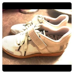 Women’s 9.5 No Bull Lift shoes